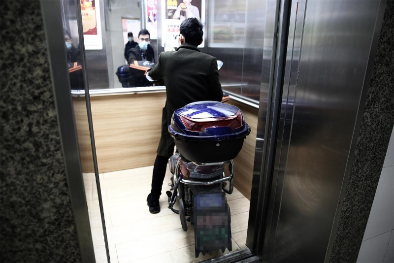 警戒攝像機如何解決電瓶車入電梯？