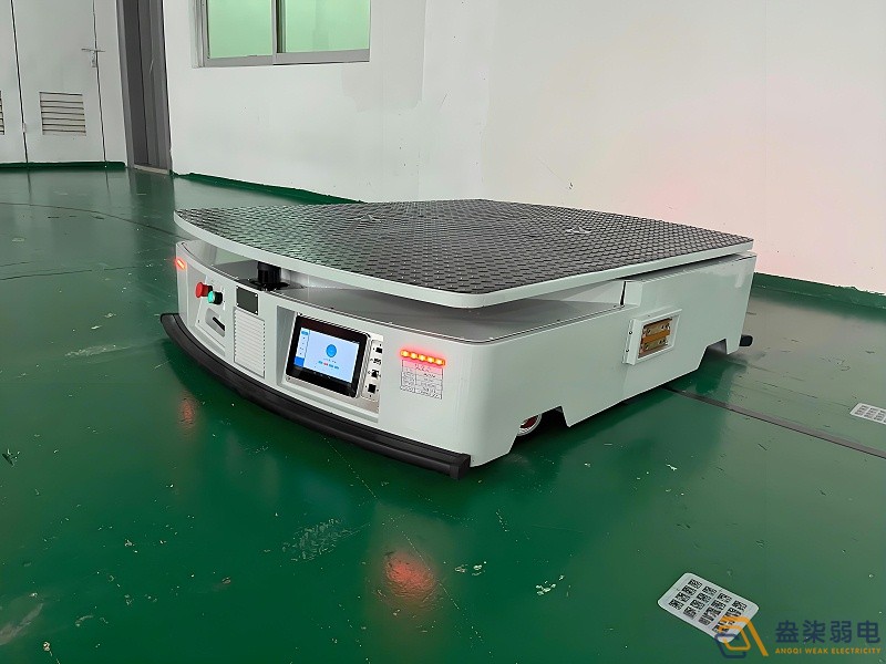 潛伏叉取式機(jī)器人讓窄巷道搬運(yùn)更簡單